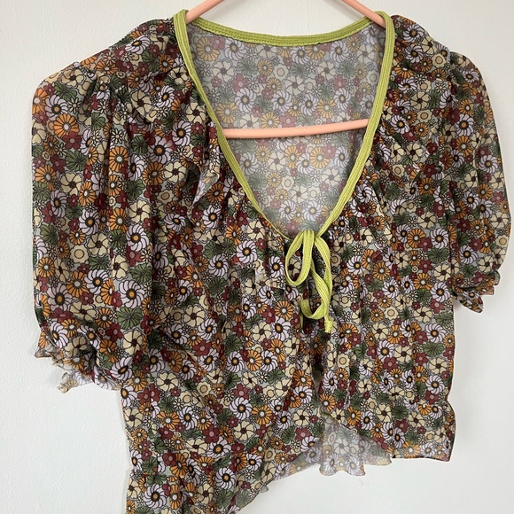 🌲5/$20🌲Ditsy Floral cropped Hippie front tie top - Picture 2 of 5
